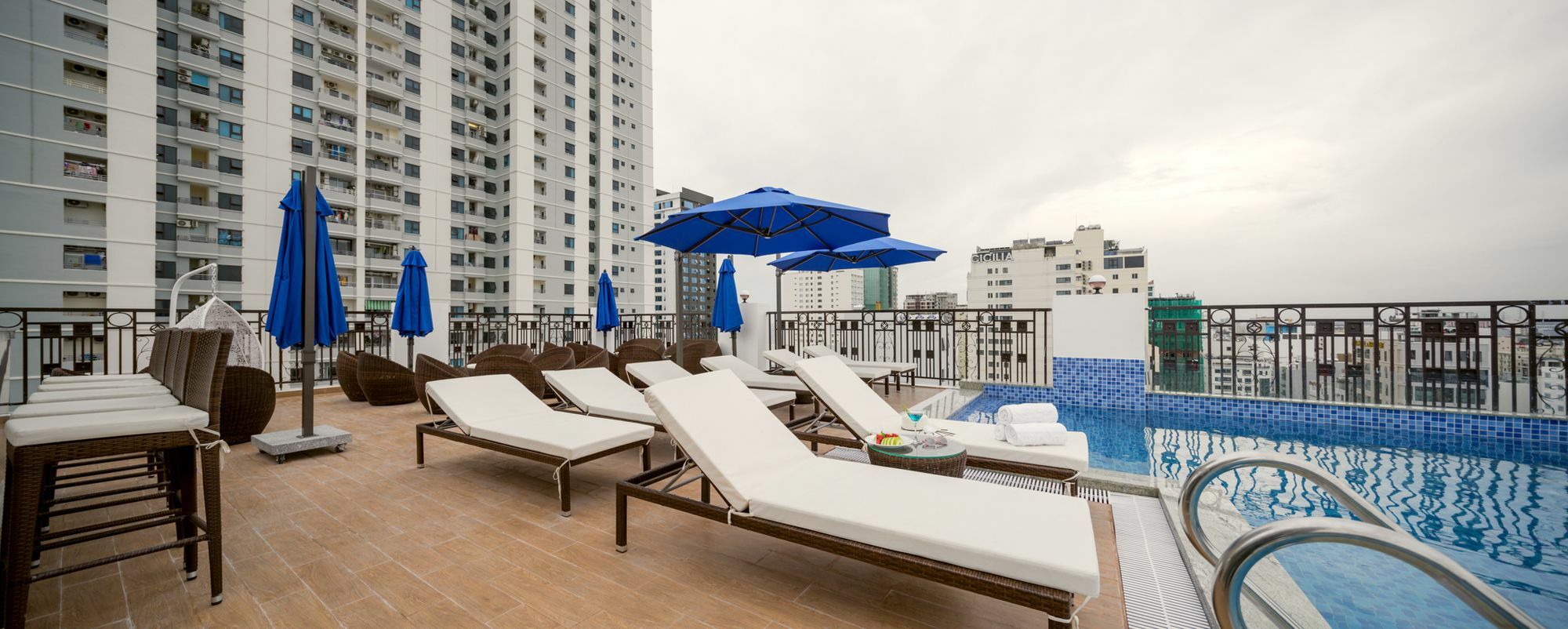 Khách sạn Menora Grand
